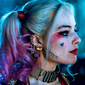 Harley Quinnil on kaks patsi värviliste juuksepikendustega